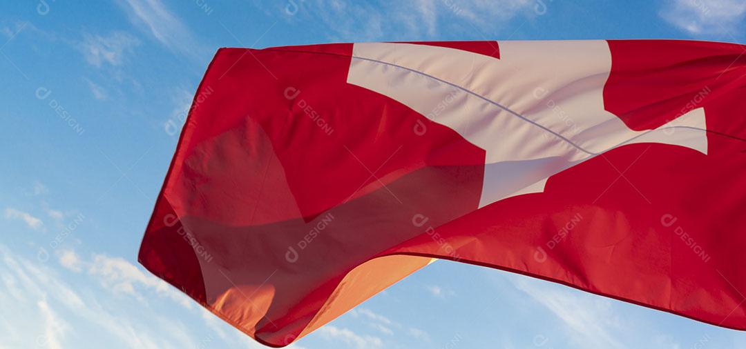 Bandeira da Suíça Ao Vento Com o Céu Azul Ao Fundo Imagem JPG