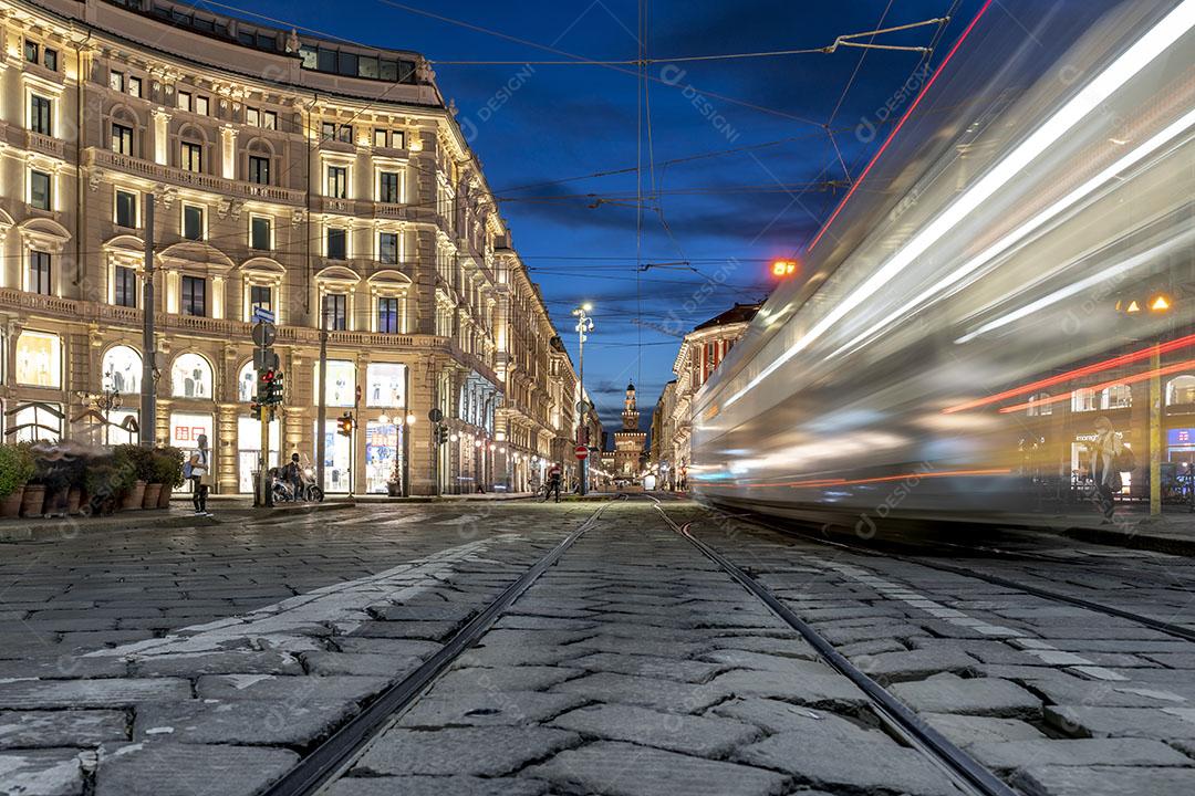 Bonde Em Borrão de Movimento Passando Em Uma Rua Comercial Imagem JPG