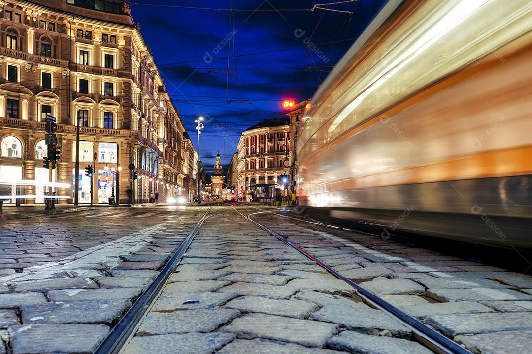 Bonde Em Borrão de Movimento Passando Em Uma Rua Comercial Imagem JPG