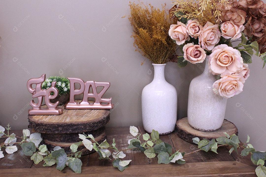 Mesa Decorada Com Vasos de Plantas Imagem JPG