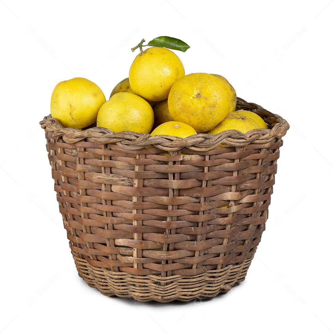 Foto Cesta de Frutas Artesanal Cheia de Laranja Isolada Em Branco