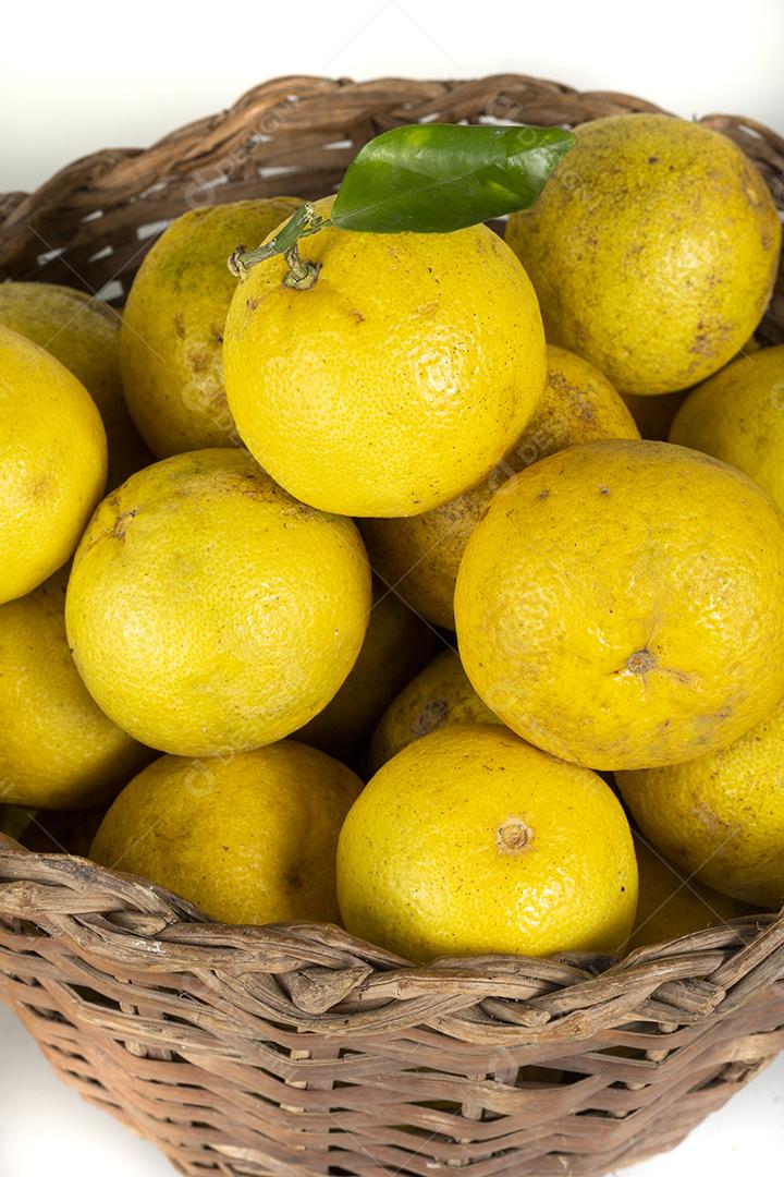 Foto Cesta de Frutas Artesanal Cheia de Laranja Isolada Em Branco