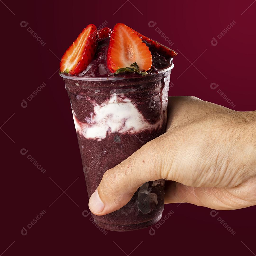 Foto Homem Segurando Brasileiro Congelado Açai Sorvete Smoothie Copo Plástico Morangos