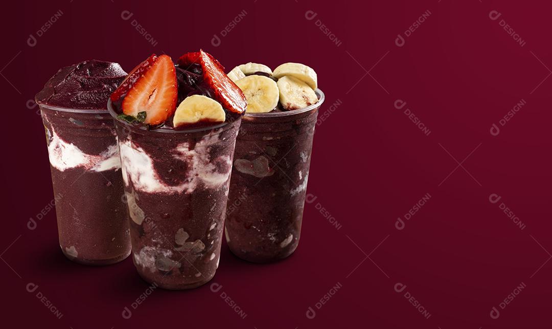 Foto Homem Segurando Brasileiro Congelado Açai Sorvete Smoothie Copo Plástico Morangos