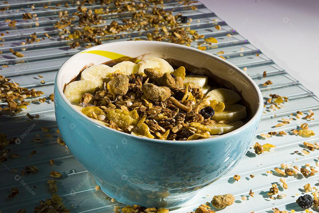 Tigela De Açaí Com Granola E Banana Sobre A Mesa Imagem JPG