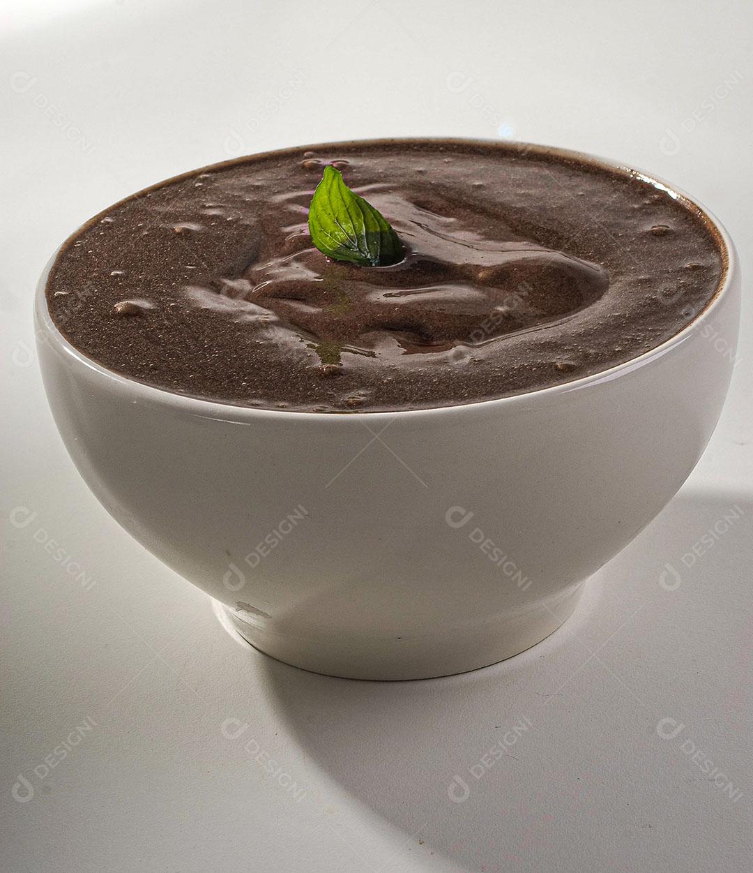 Tigela De Açaí Com Calda De Guaraná Imagem JPG