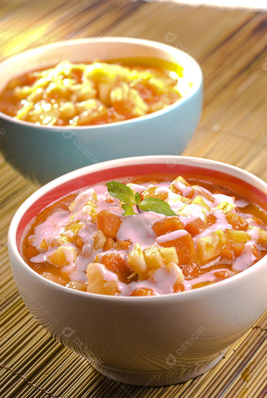 Salada De Frutas Servida Em Tigela Com Creme De Leite Imagem JPG