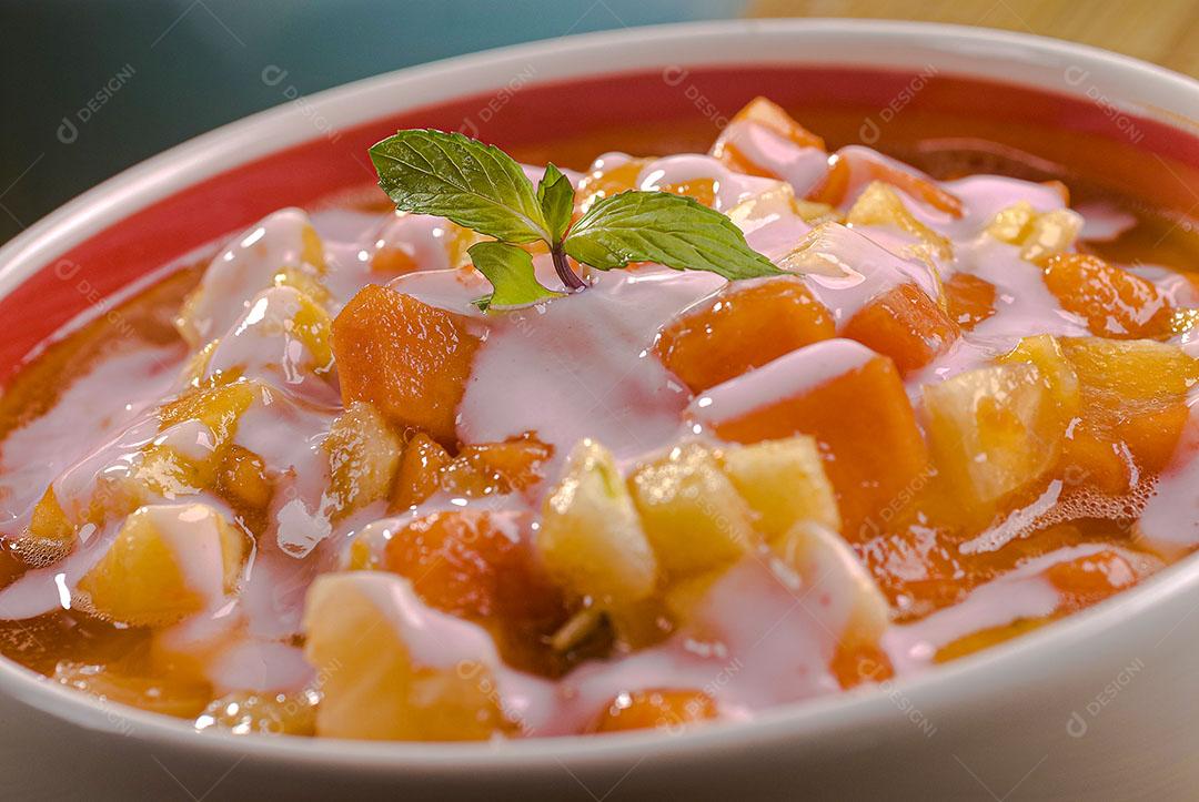 Salada De Frutas Servida Em Tigela Com Creme De Leite Imagem JPG