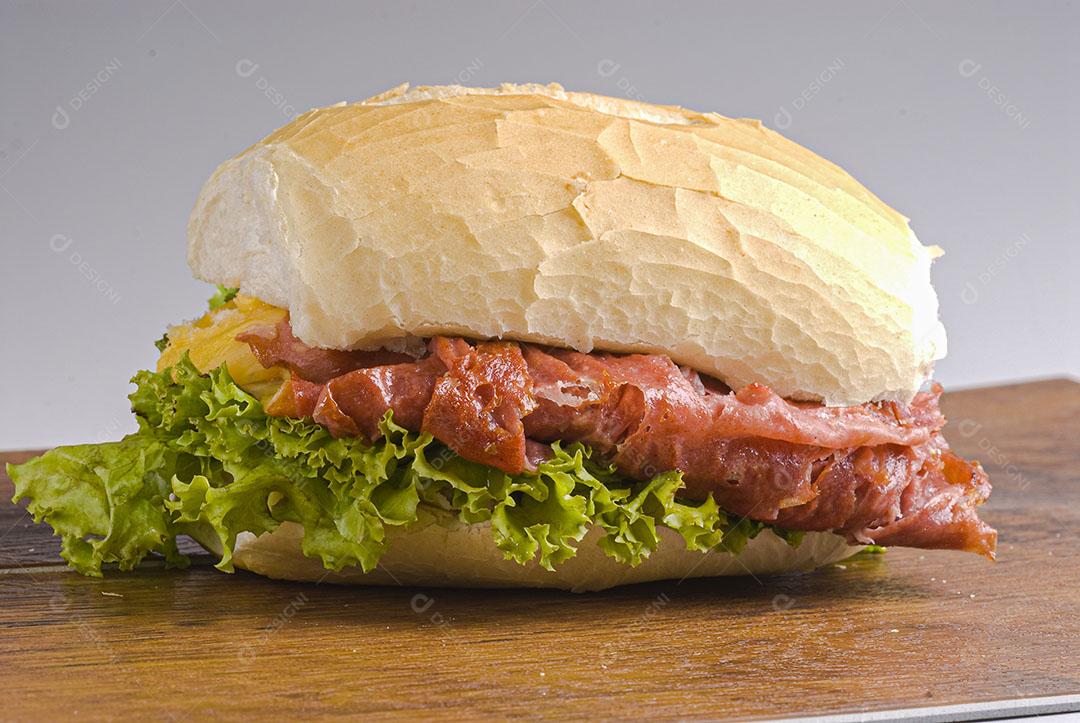 Sanduíche De Mortadela Com Queijo Derretido E Alface No Pão Imagem JPG