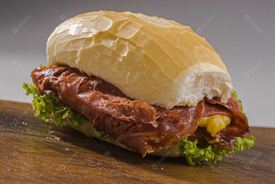 Sanduíche De Mortadela Com Queijo Derretido E Alface No Pão Imagem JPG