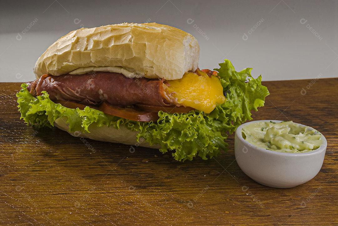 Sanduiche De Mortadela Com Queijo Derretido E Alface No Pão Imagem JPG