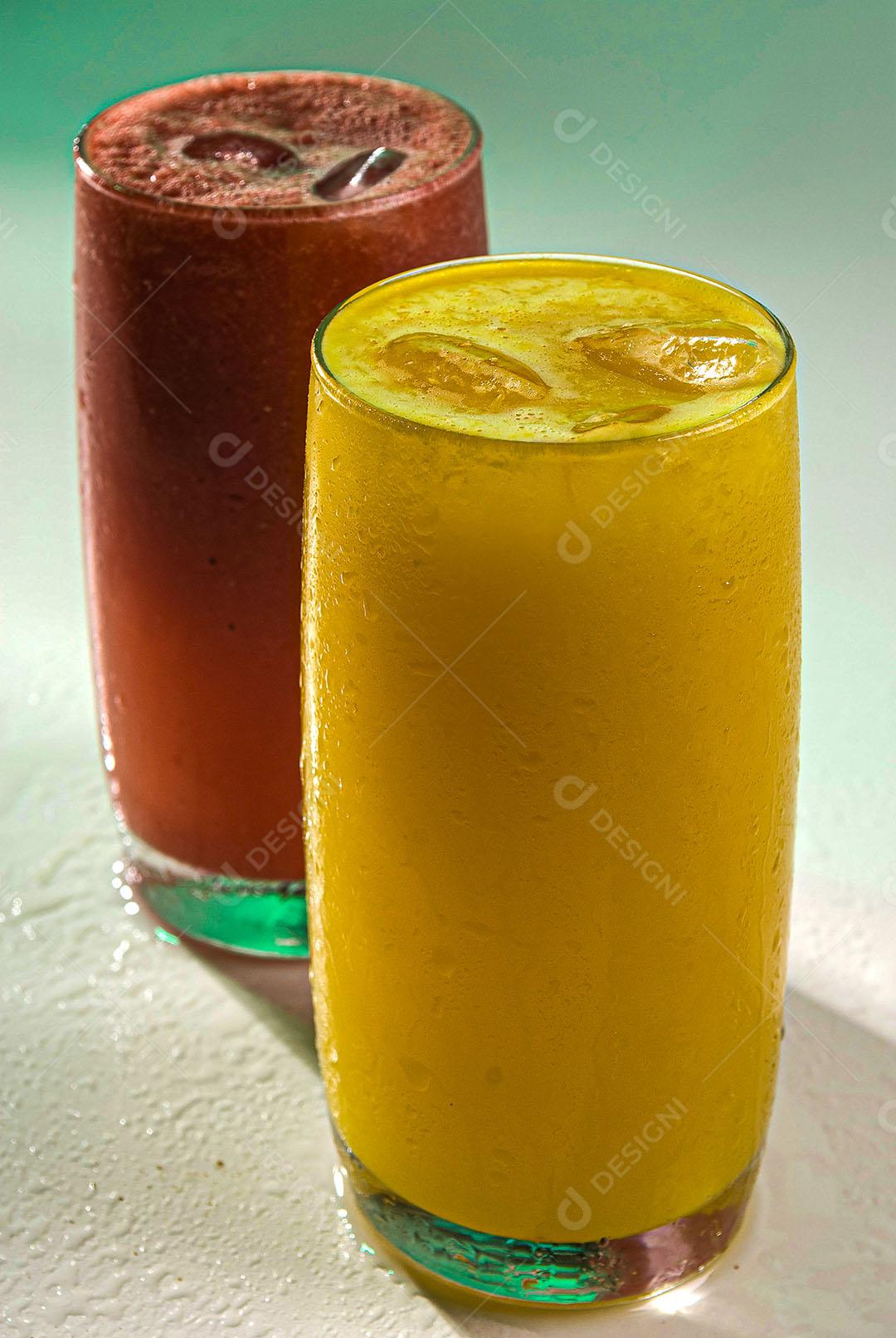 Suco De Frutas Vermelhas E Laranja Gelados Imagem JPG