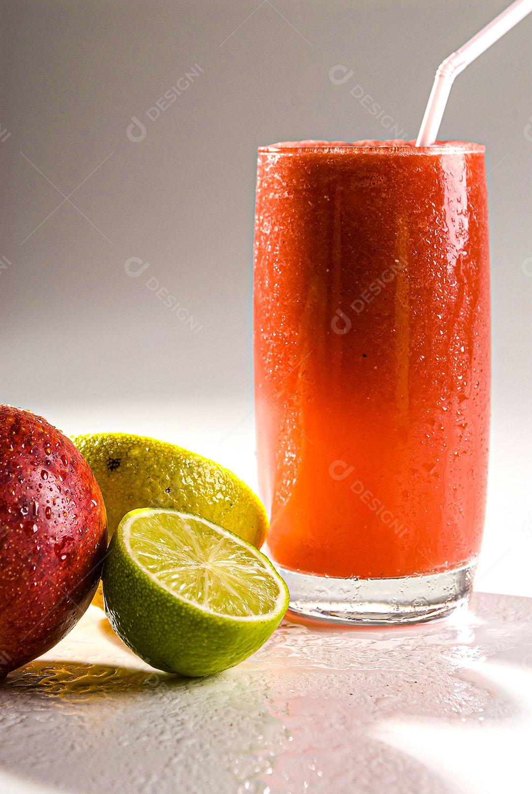 Suco De Frutas Vermelhas Com Fatias De Laranja Imagem JPG