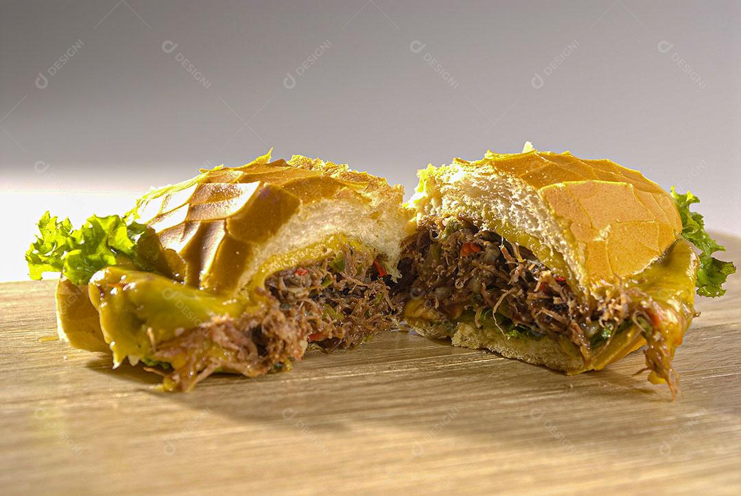 Sanduíche De Bife Desfiado Com Queijo Derretido Imagem JPG