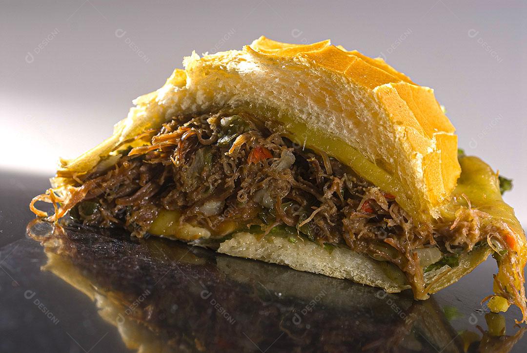 Sanduíche De Bife Desfiado Com Queijo Derretido Imagem JPG