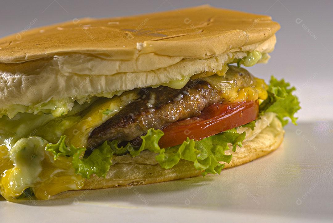 Hambúrguer Com Queijo Derretido Alface Tomate E Maionese De Ervas Imagem JPG