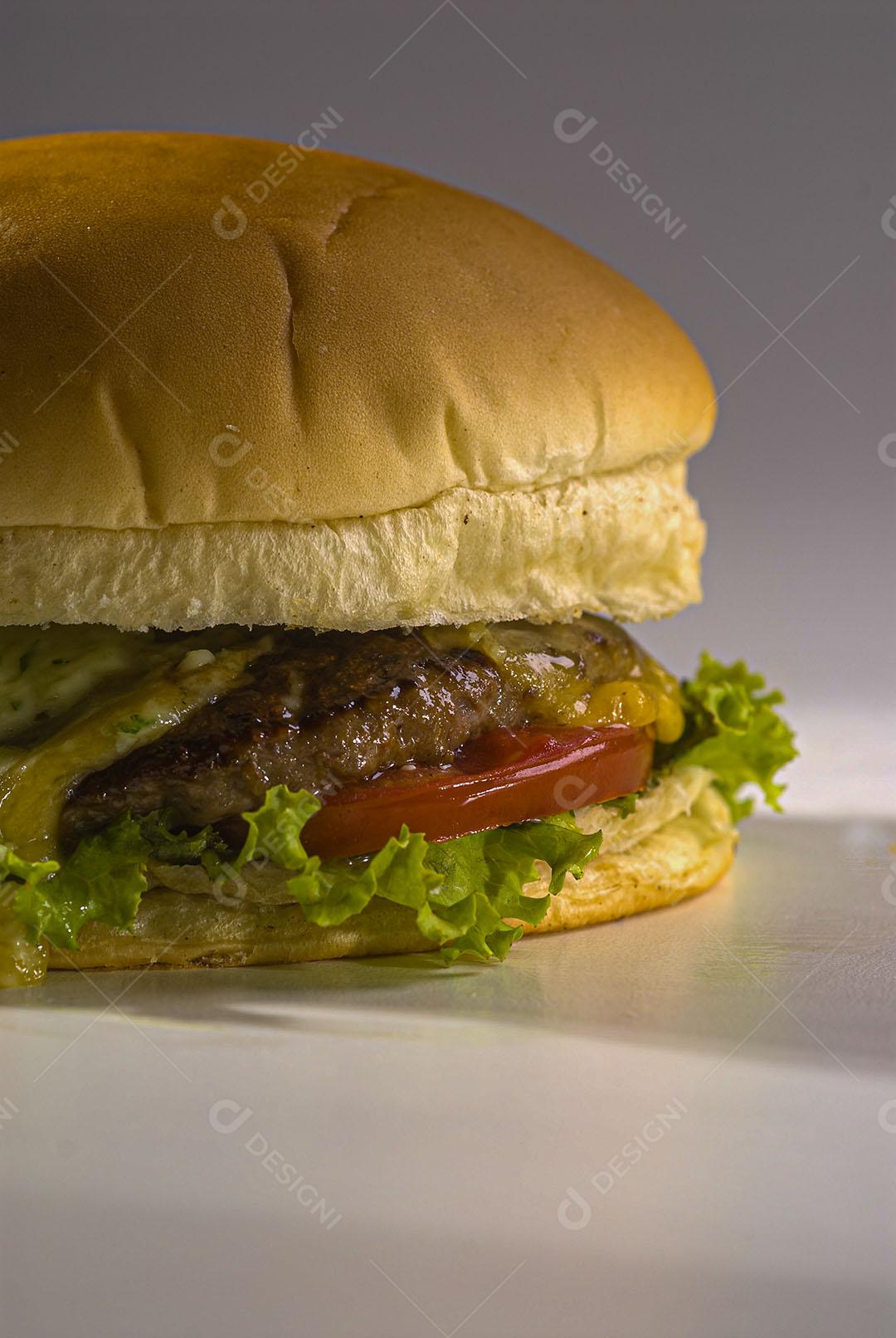 Hambúrguer Com Queijo Derretido Alface Tomate E Maionese De Ervas Imagem JPG