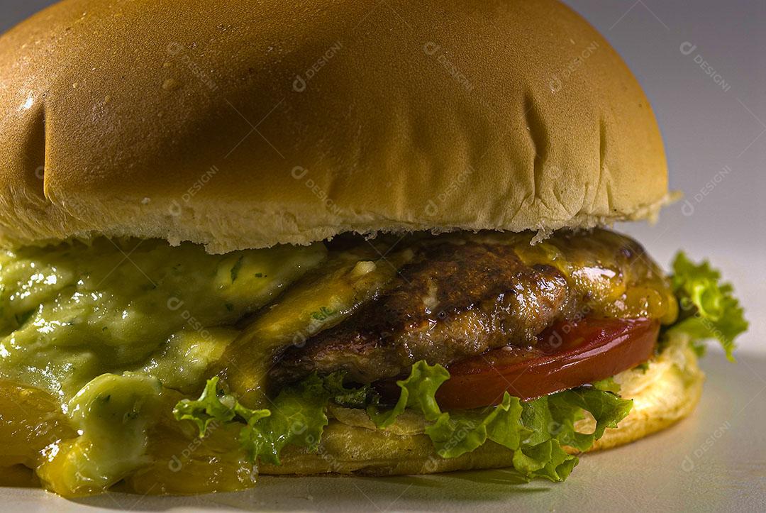 Hambúrguer Com Queijo Derretido Alface Tomate Ovo E Maionese De Ervas Imagem JPG