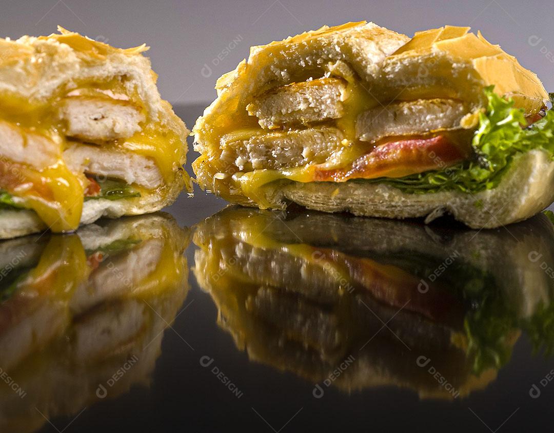 Sanduiche De Frango Grelhado Com Queijo Derretido Imagem JPG