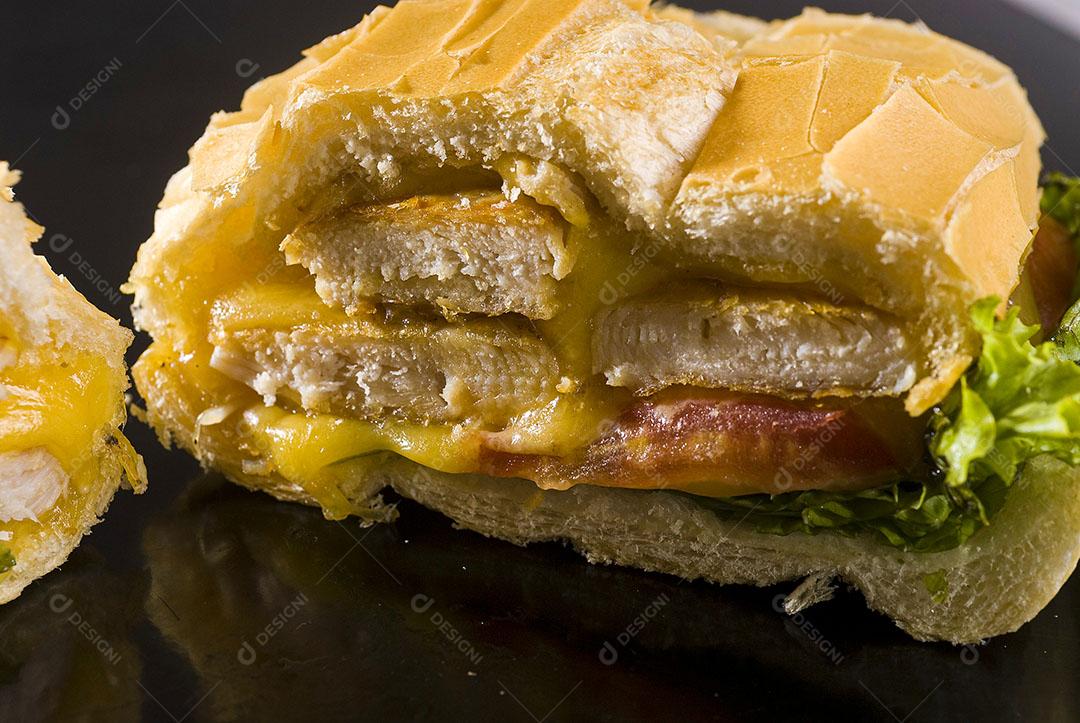 Sanduíche De Frango Grelhado Com Queijo Derretido Imagem JPG