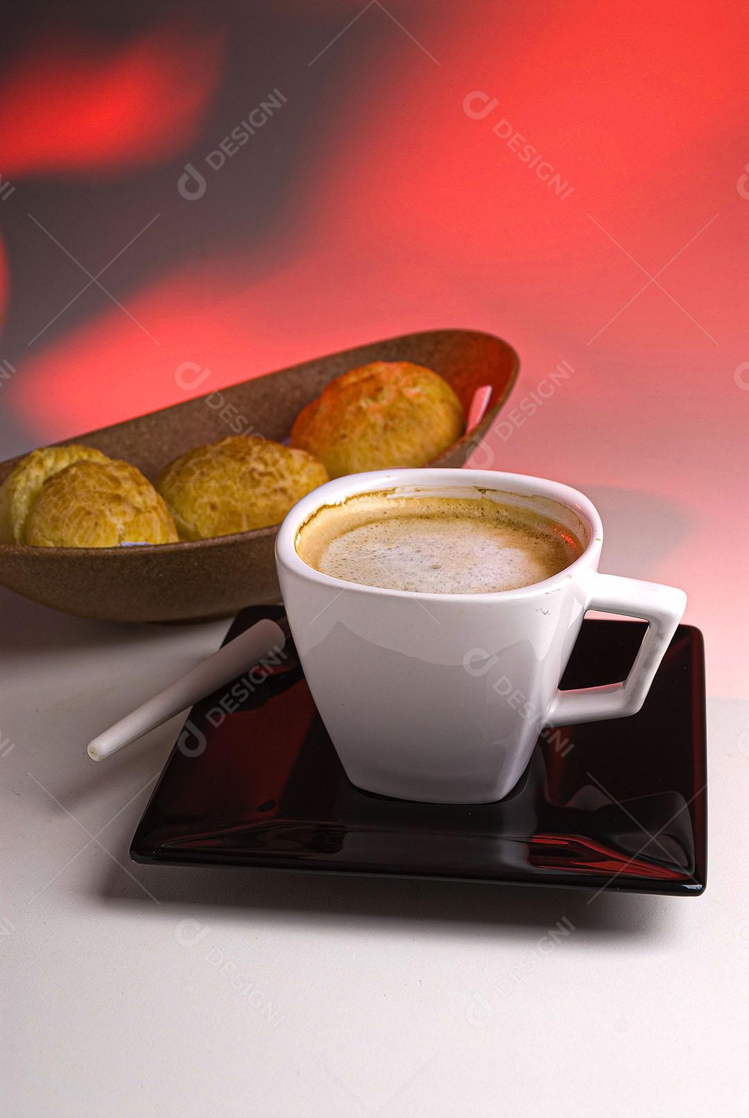 Café Com Leite Servido Em Xícara Com Pães De Queijo Imagem JPG