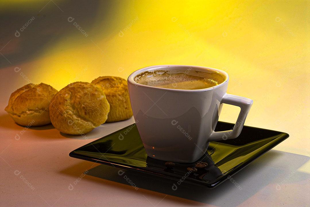 Café Com Leite Servido Em Xícara Com Pães De Queijo Imagem JPG