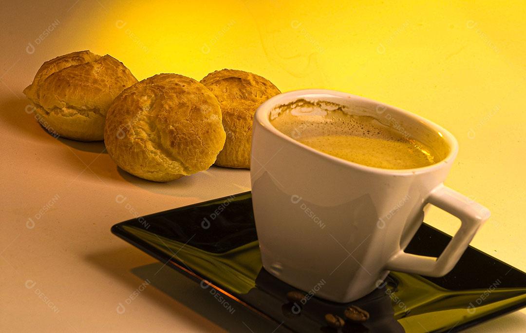 Café Com Leite Servido Em Xícara Com Pães De Queijo Imagem JPG