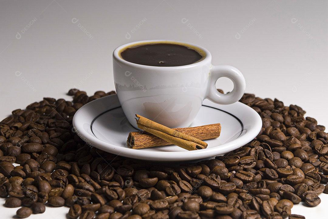 Xícara De Café Servida Com Canela E Grãos De Café Ao Redor Imagem JPG