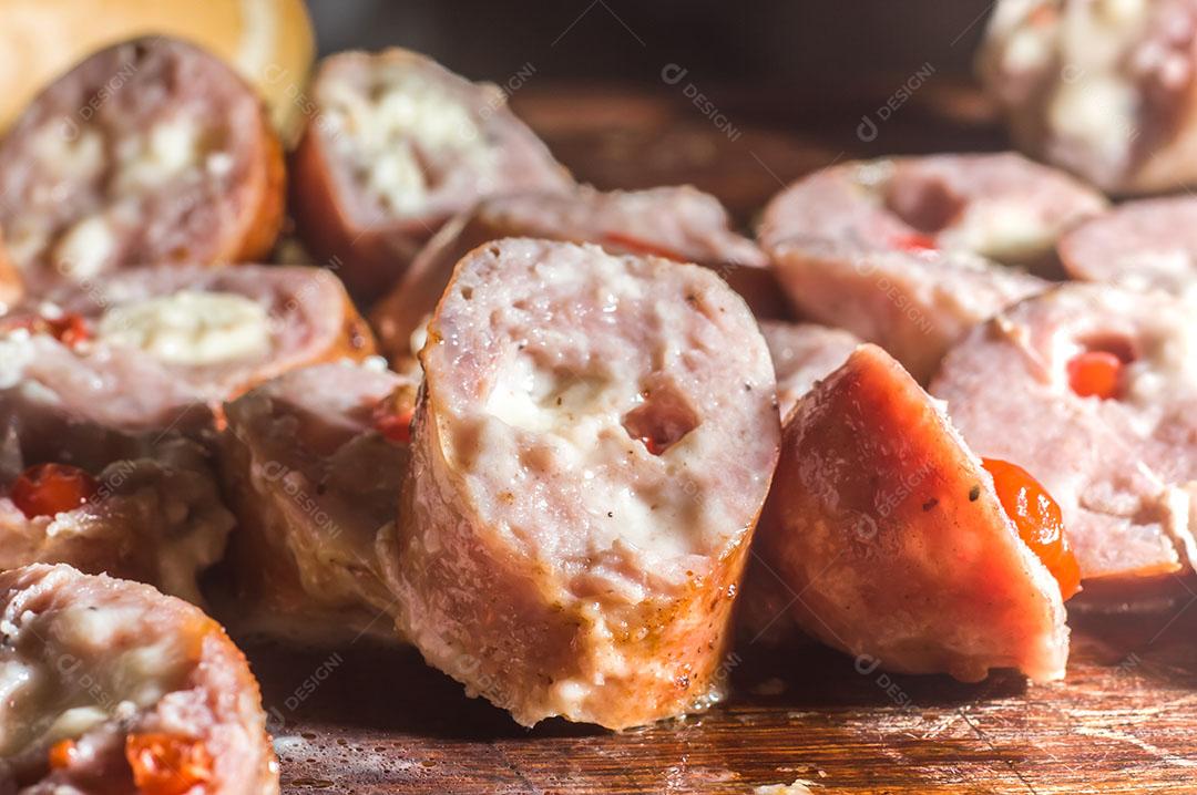 Foto Salsicha e Pimentão Salsicha Artesanal Queijo e Pimenta Em Uma Placa de Madeira