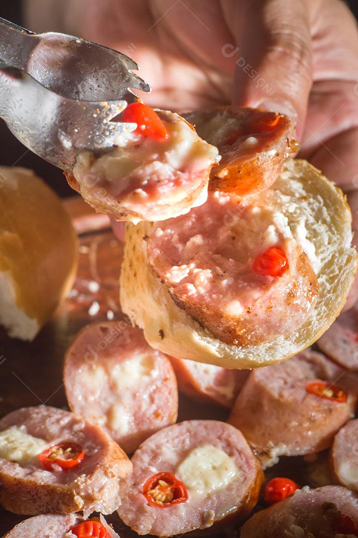 Foto Salsicha e Pimentão Salsicha Artesanal Queijo e Pimenta Em Uma Mesa de Madeira