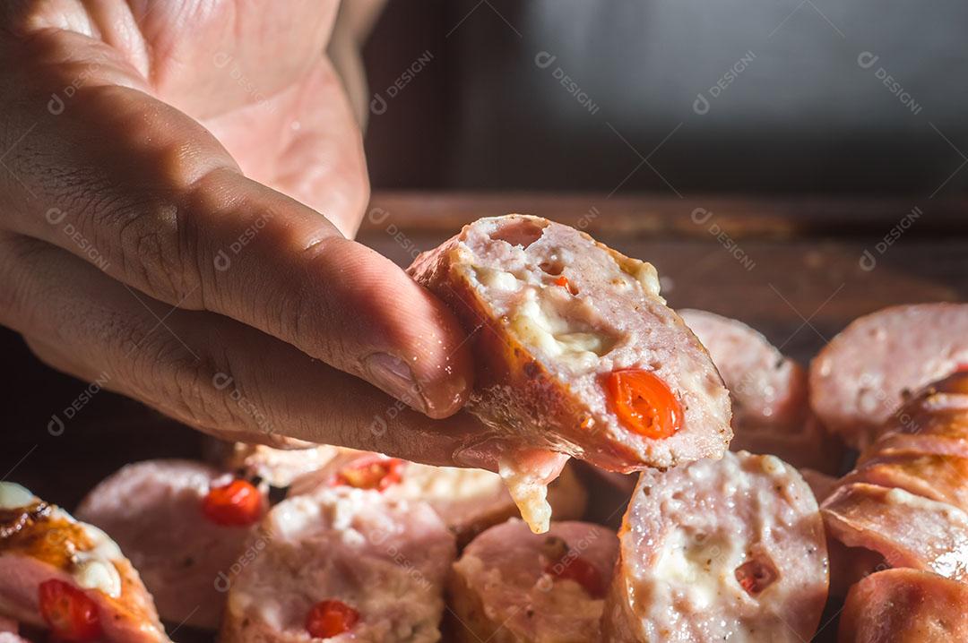 Foto Salsicha e Pimentão Salsicha Artesanal Queijo e Pimenta Em Uma Placa de Madeira