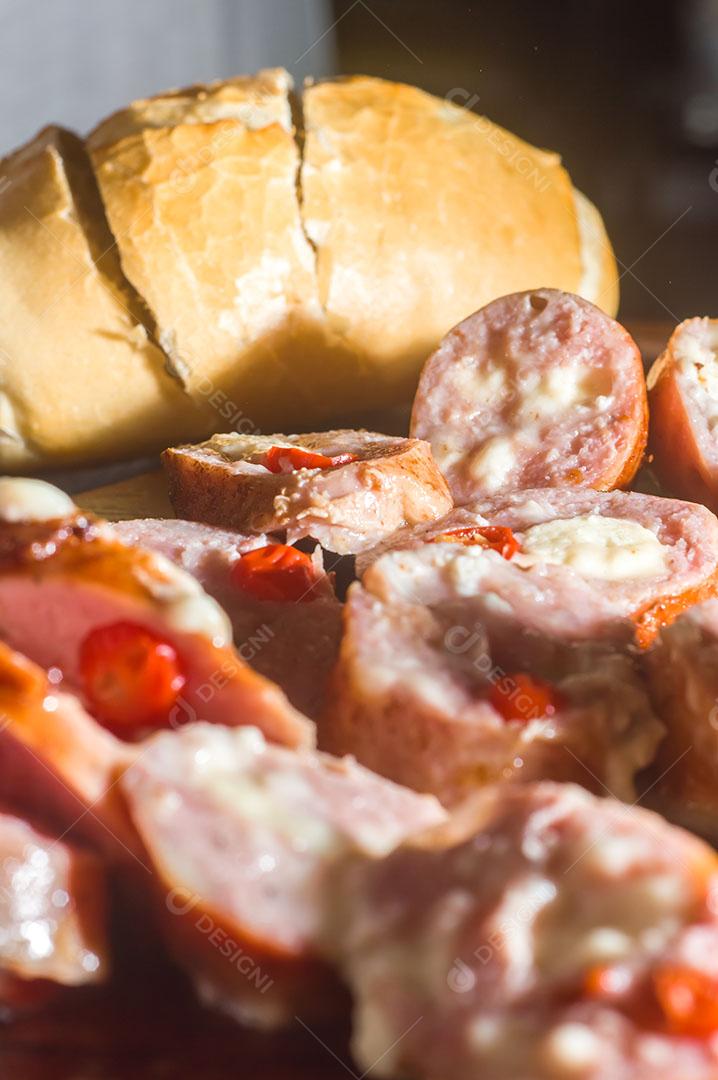 Foto Salsicha e Pimentão Salsicha Artesanal Queijo e Pimenta Em Uma Placa de Madeira
