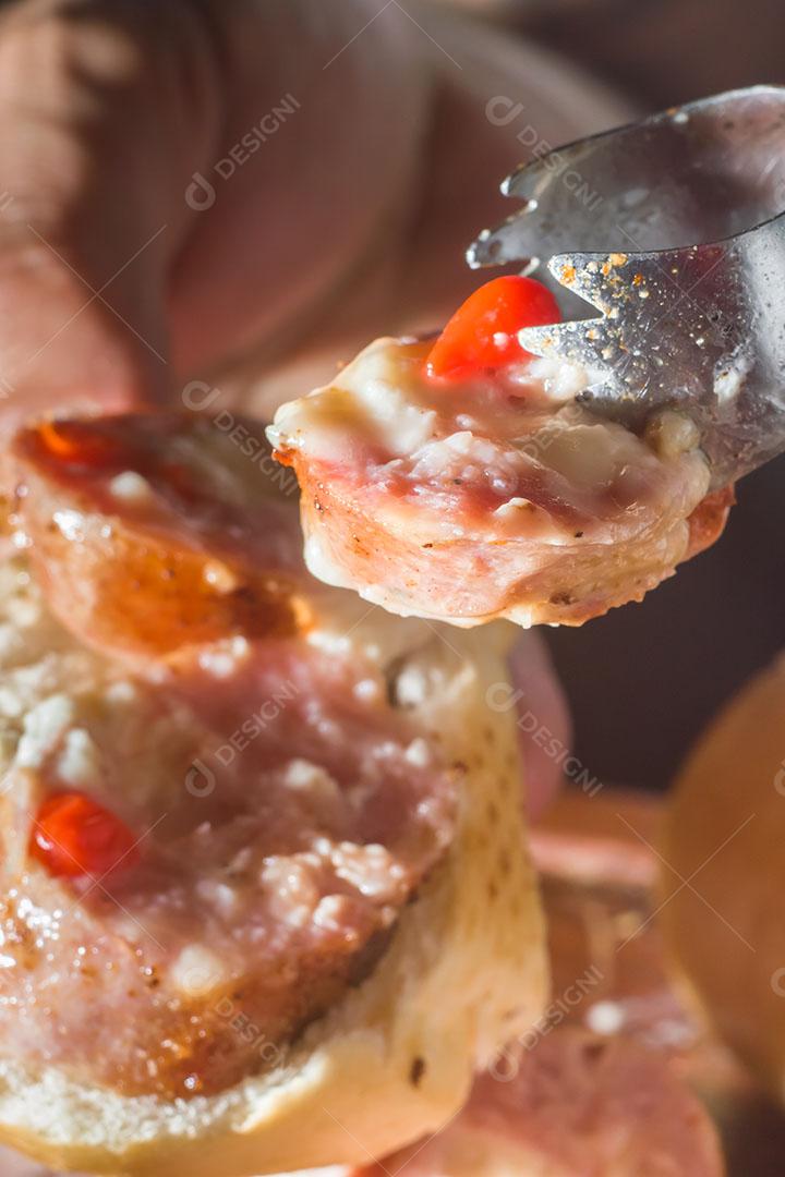Foto Salsicha e Pimentão Salsicha Artesanal Queijo e Pimenta Em Uma Placa de Madeira