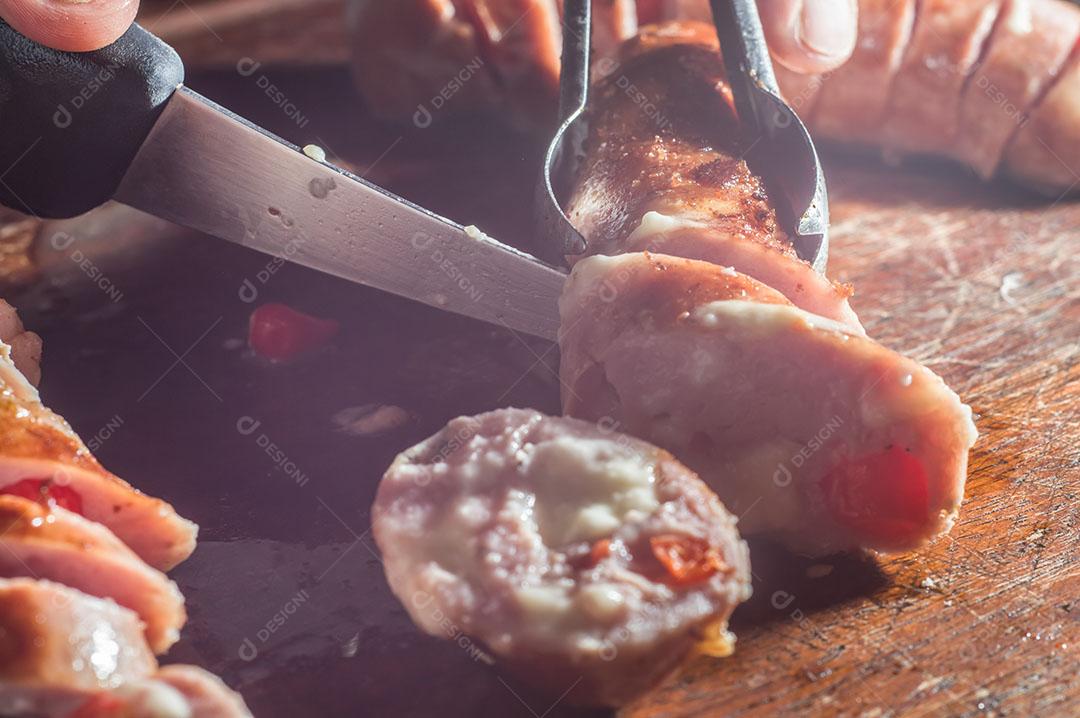 Foto Salsicha e Pimentão Salsicha Artesanal Queijo e Pimenta Em Uma Placa de Madeira