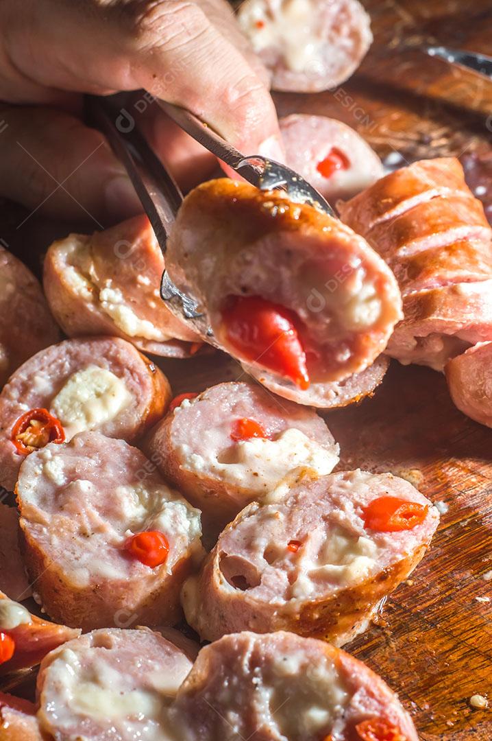 Foto Salsicha e Pimentão Salsicha Artesanal Queijo e Pimenta Em Uma Placa de Madeira