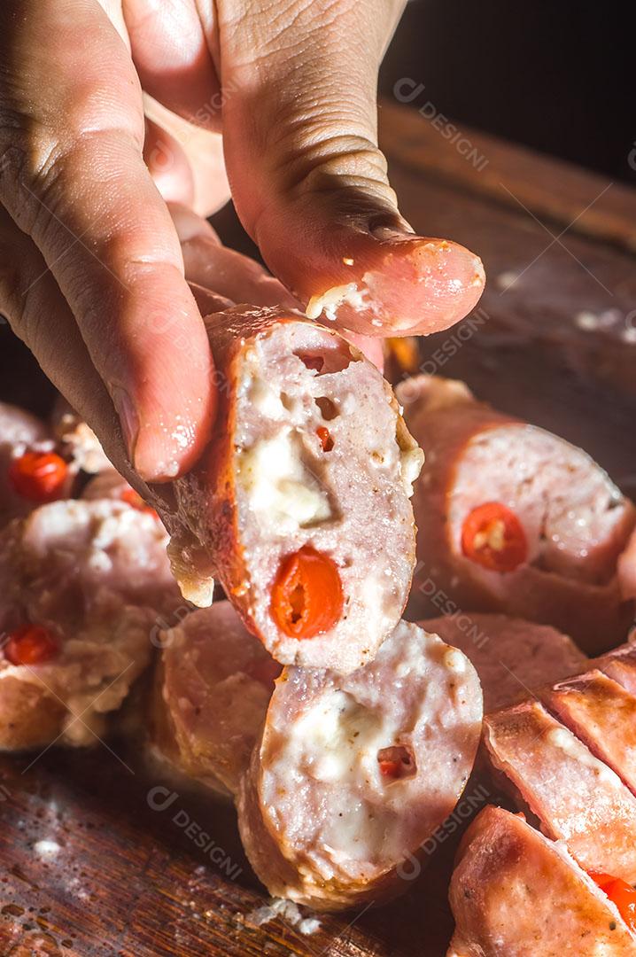 Foto Salsicha e Pimentão Salsicha Artesanal Queijo e Pimenta Em Uma Placa de Madeira