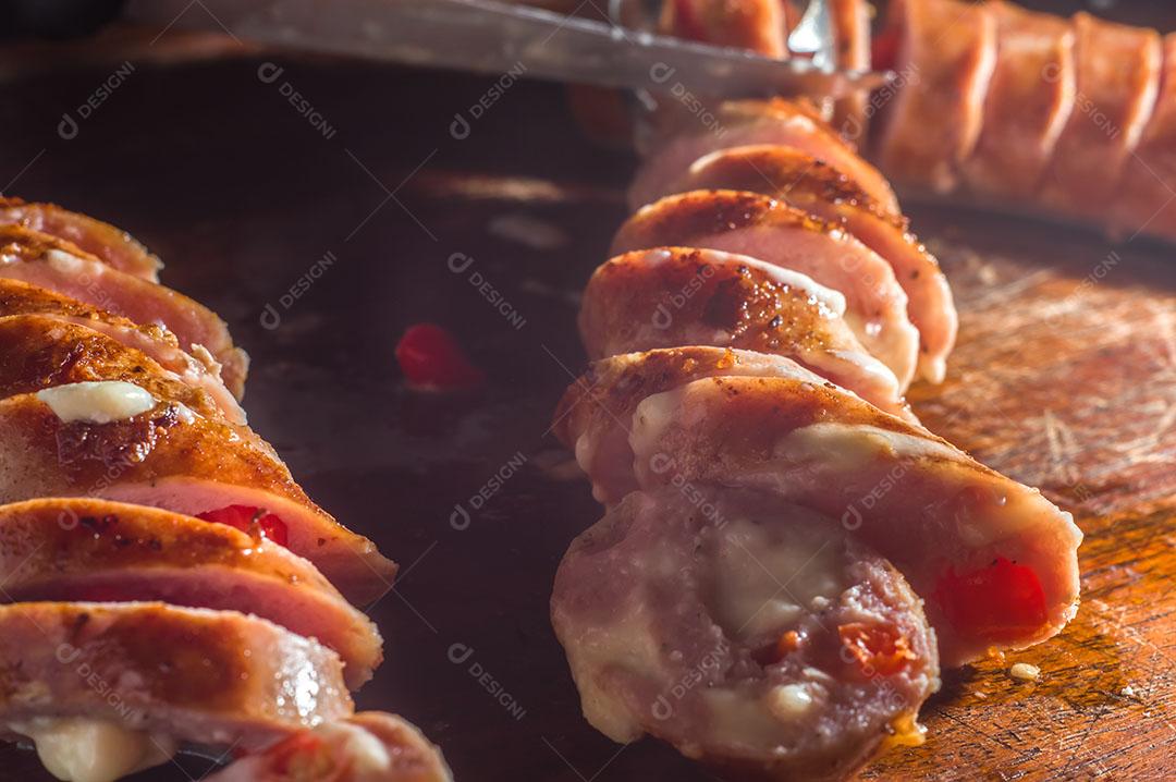 Foto Salsicha e Pimentão Salsicha Artesanal Queijo e Pimenta Em Uma Placa de Madeira