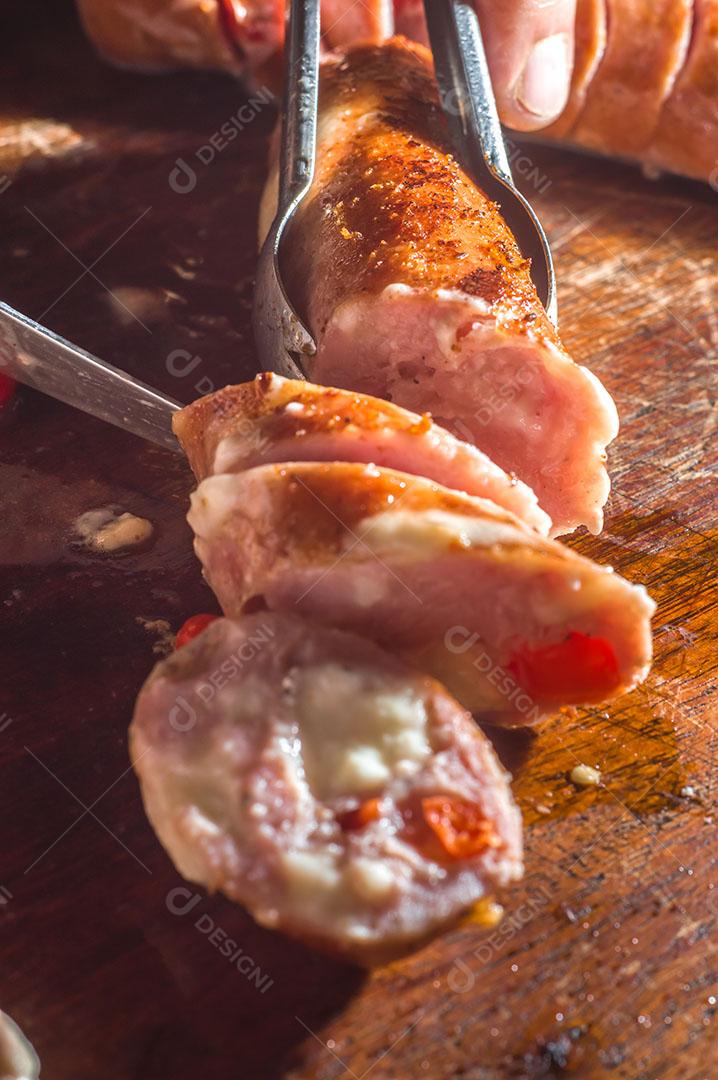 Foto Salsicha e Pimentão Salsicha Artesanal Queijo e Pimenta Em Uma Placa de Madeira