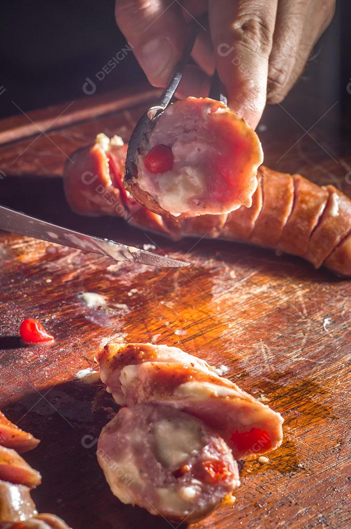 Foto Salsicha e Pimentão Salsicha Artesanal Queijo e Pimenta Em Uma Placa de Madeira