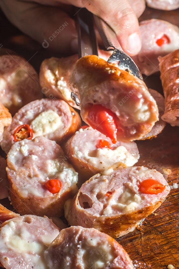 Foto Salsicha e Pimentão Salsicha Artesanal Queijo e Pimenta Em Uma Placa de Madeira
