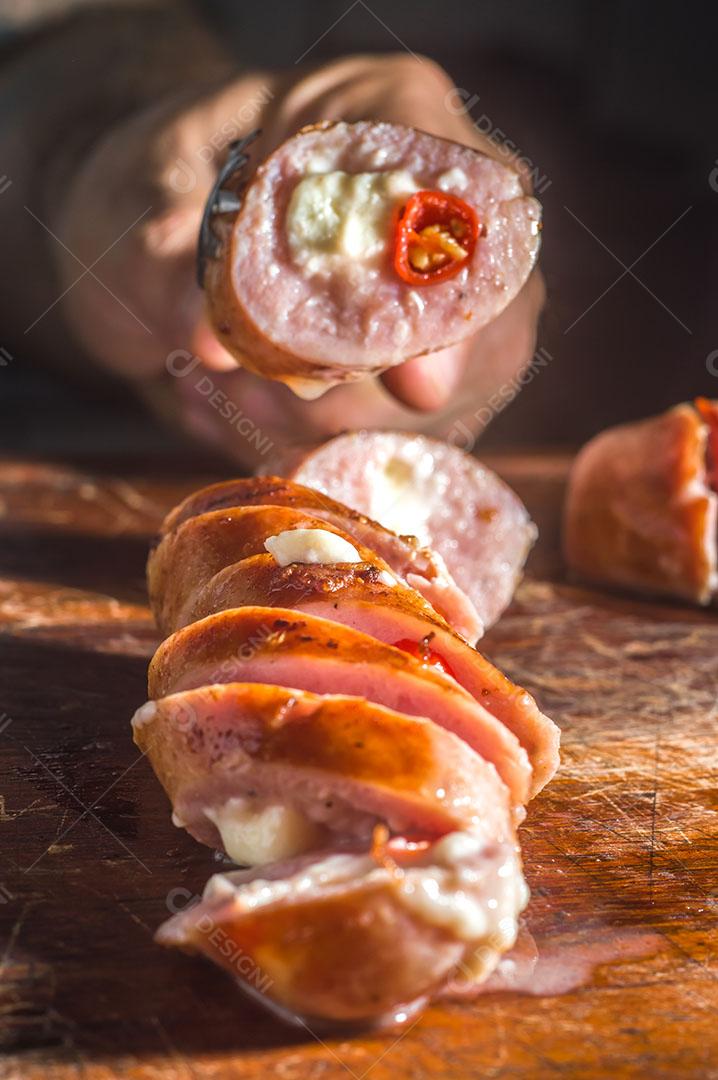 Foto Salsicha e Pimentão Salsicha Artesanal Queijo e Pimenta Em Uma Mesa de Madeira