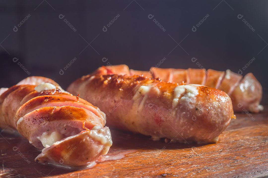 Foto Salsicha e Pimentão Salsicha Artesanal Queijo e Pimenta Em Uma Placa de Madeira