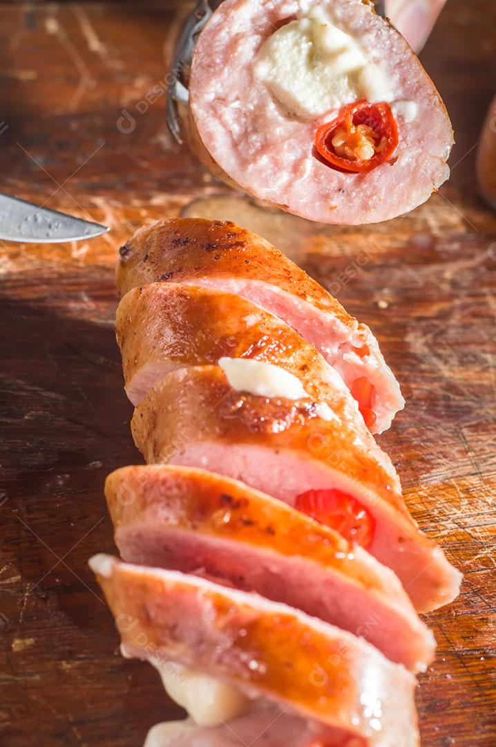 Foto Salsicha e Pimentão Salsicha Artesanal Queijo e Pimenta Em Uma Placa de Madeira