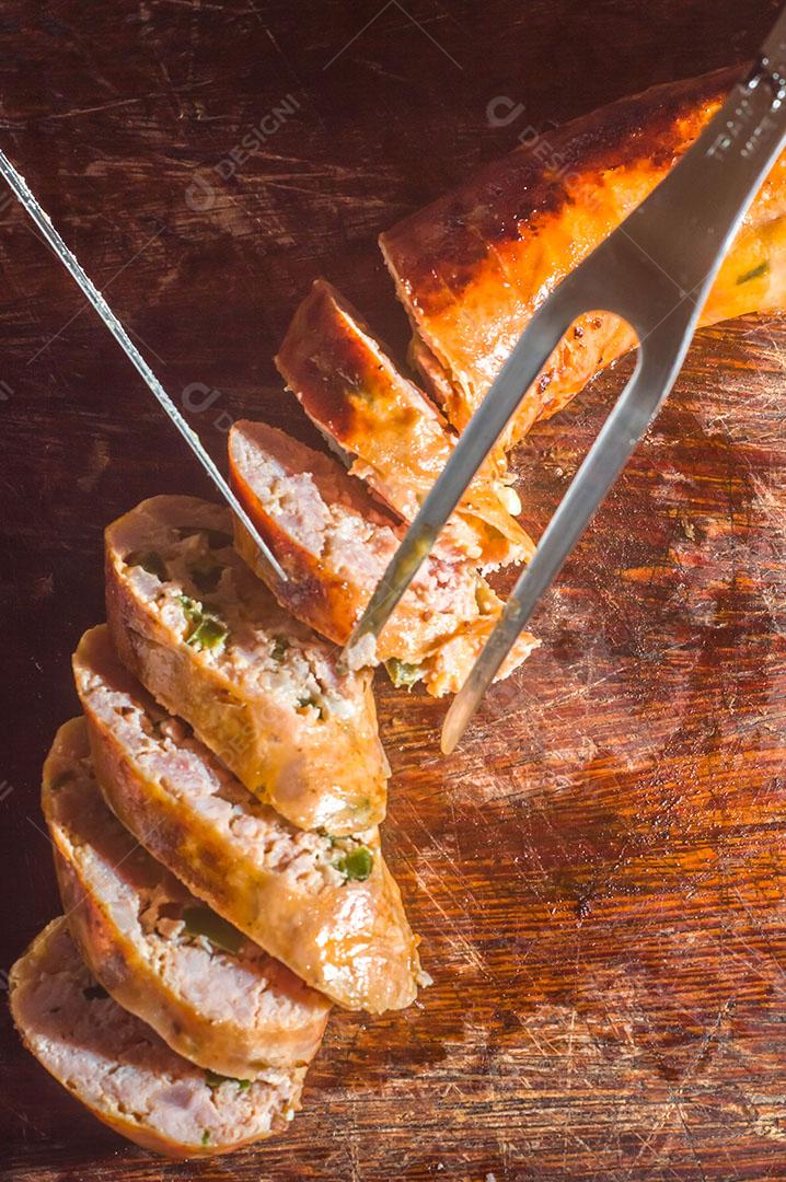 Foto Salsicha e Pimentão Salsicha Artesanal Queijo e Pimenta Em Uma Placa de Madeira