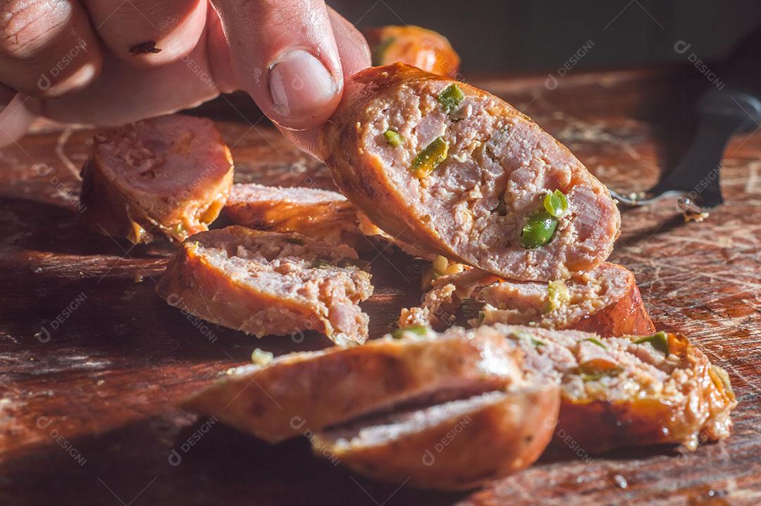 Foto Salsicha e Pimentão Salsicha Artesanal Queijo e Pimenta Em Uma Mesa de Madeira