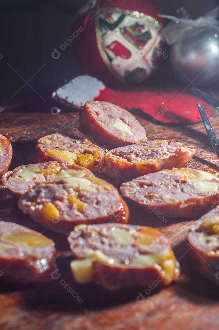 Foto Salsicha e Pimentão Salsicha Artesanal Queijo e Pimenta Em Uma Placa de Madeira