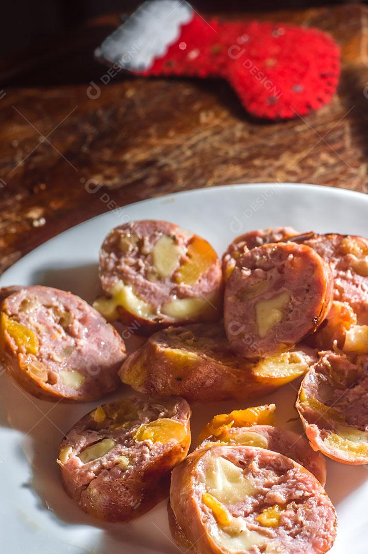Foto Salsicha e Pimentão Salsicha Artesanal Queijo e Pimenta Em Uma Placa de Madeira