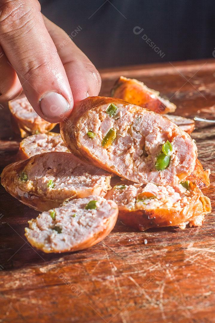 Foto Salsicha e Pimentão Salsicha Artesanal Queijo e Pimenta Em Uma Placa de Madeira