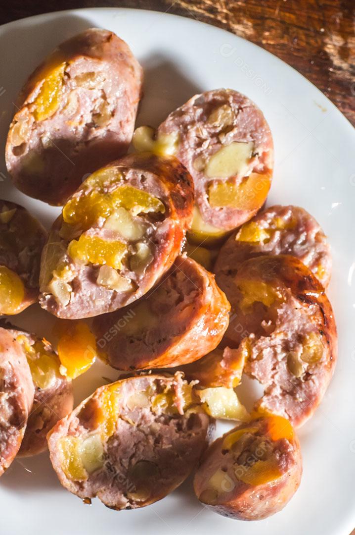 Foto Salsicha e Pimentão Salsicha Artesanal Queijo e Pimenta Em Uma Placa de Madeira