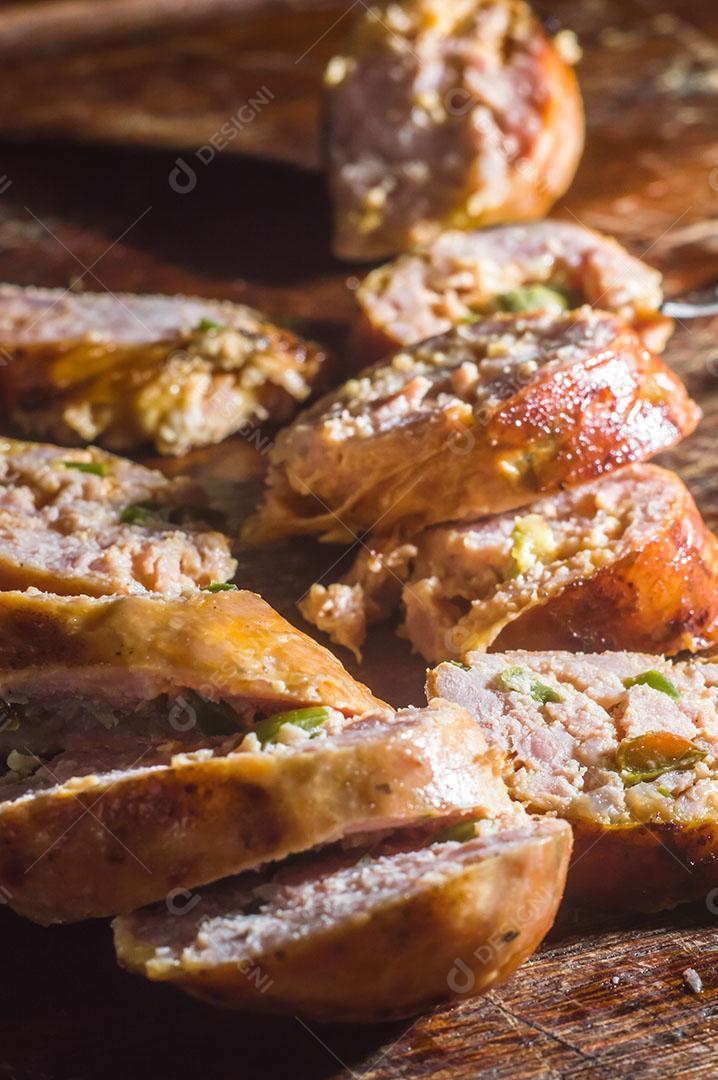 Foto Salsicha e Pimentão Salsicha Artesanal Queijo e Pimenta Em Uma Placa de Madeira
